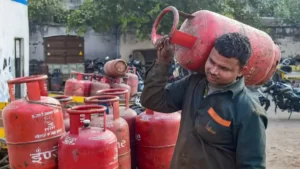 LPG Gas E-KYC: आपके काम की खबर 31 तारीख तक गैस सिलेंडर उपभोक्ता करवा लें यह काम, वरना कट जाएगा आपका कनेक्शन, जाने पूरी डिटेल 