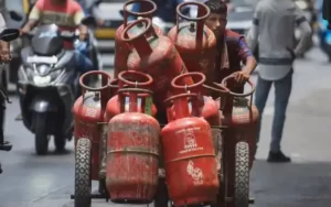 LPG Gas E-KYC: आपके काम की खबर 31 तारीख तक गैस सिलेंडर उपभोक्ता करवा लें यह काम, वरना कट जाएगा आपका कनेक्शन, जाने पूरी डिटेल 