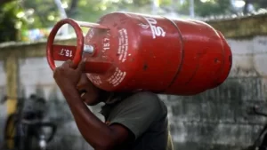 LPG Gas E-KYC: आपके काम की खबर 31 तारीख तक गैस सिलेंडर उपभोक्ता करवा लें यह काम, वरना कट जाएगा आपका कनेक्शन, जाने पूरी डिटेल 