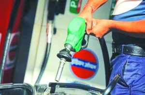  Petrol-Diesel Price: सरकार का दावा, देश में सस्ता हुआ पेट्रोल-डीजल, पड़ोसी देश में बड़ी कीमत 