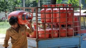 LPG CYLINDER: आम जनता को मिली खुशखबरी, 200 रुपये सस्ता हुआ एलपीजी गैस सिलेंडर, जाने पूरी खबर 